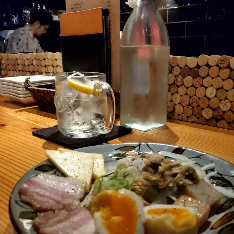 ワインにぴったりの前菜盛り合わせとドリンク
