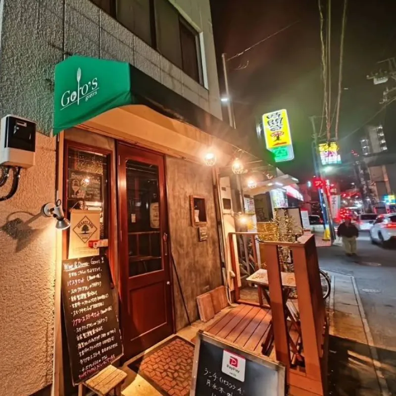 テスト導入いただいたワインバーの外観(夜の様子)