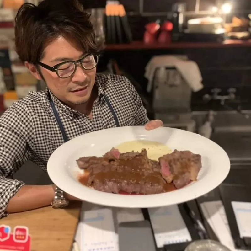 お店自慢のお肉料理を提供するオーナー様