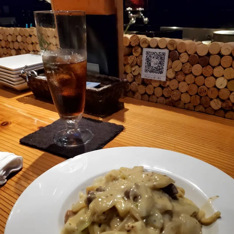 お料理の奥に設置された、お客様ご自身でワインを選ぶためのQRコード